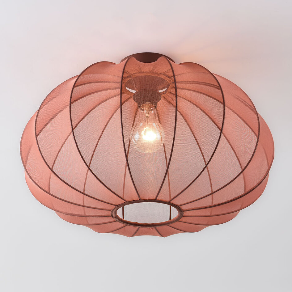 Lampa sufitowa Ecruva z kloszem z tkaniny w kolorze terra różowym