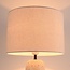 Lampa stołowa Seraphina z lnianym kloszem i ceramiczną podstawą z efektem trawertynu