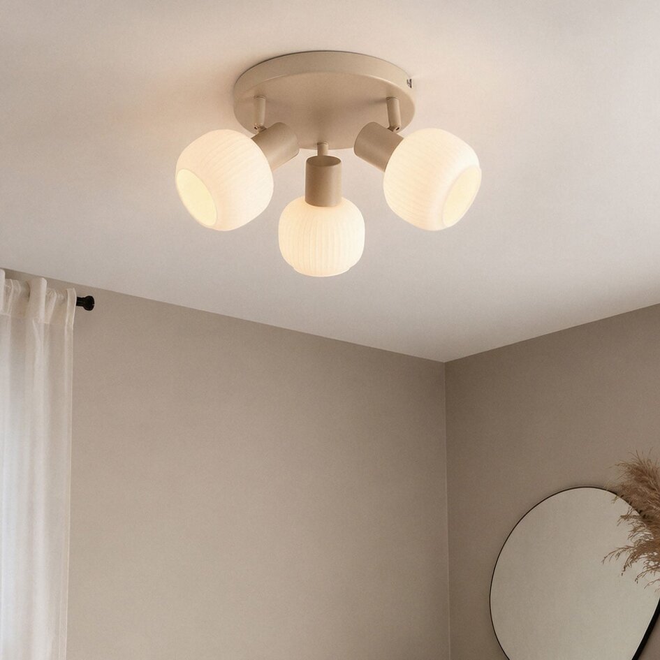 Lampa sufitowa Natasja z 3 obrotowymi, żebrowanymi mlecznobiałymi szklanymi kulami - piaskowo-beżowa