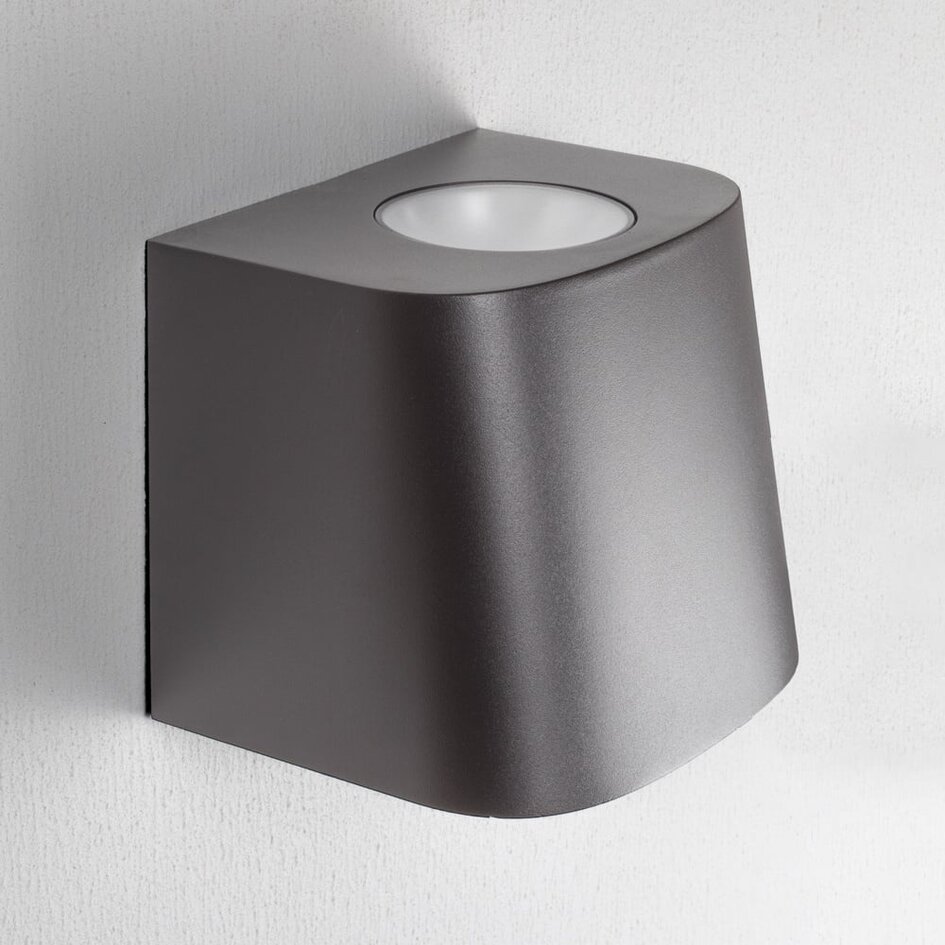 Kinkiet zewnętrzny z włącznikiem zmierzchowym i gniazdami - Astro