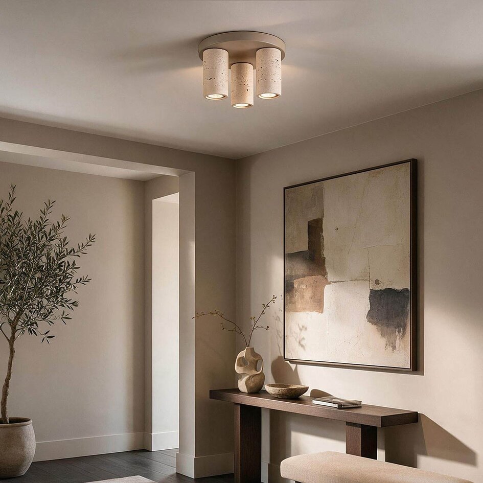 Lampa sufitowa Cova z trzema reflektorami o wyglądzie trawertynu - piaskowy beż