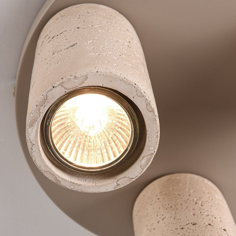 Lampa sufitowa Cova z trzema reflektorami o wyglądzie trawertynu - piaskowy beż