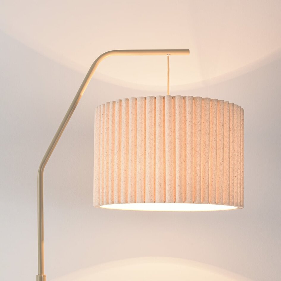 Lampa podłogowa Pedro – łukowa, z plisowanym kloszem, piaskowy beż