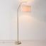 Lampa podłogowa Pedro – łukowa, z plisowanym abażurem, piaskowy beż