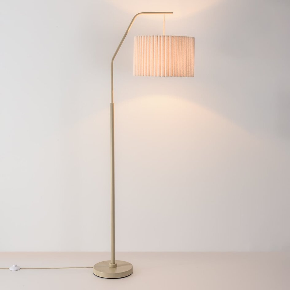 Łukowa lampa stojąca Pedro z beżowym, plisowanym abażurem