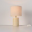 Lampa stołowa Marisol – z ceramiczną podstawą z efektem trawertynu i abażurem z tkaniny