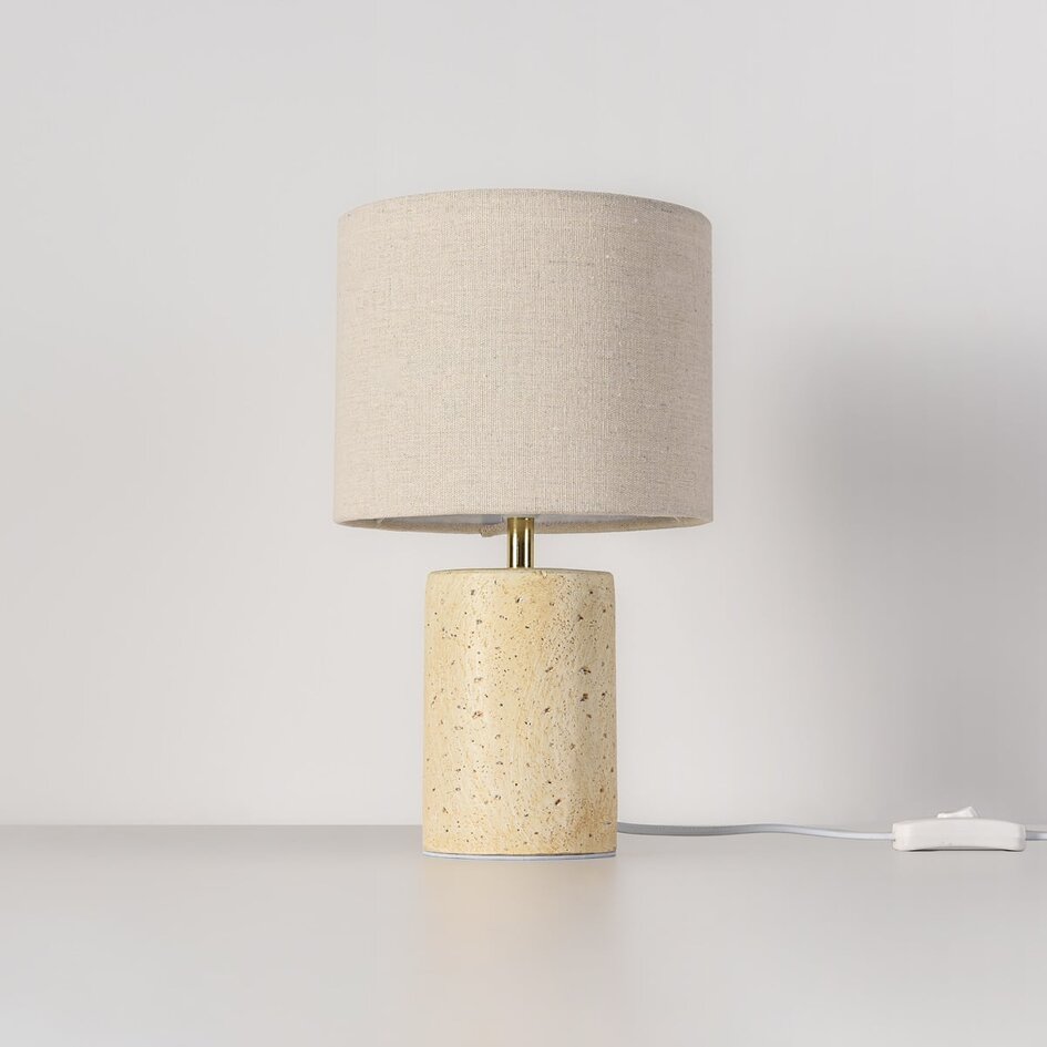 Lampa stołowa Marisol – z ceramiczną podstawą z efektem trawertynu i abażurem z tkaniny