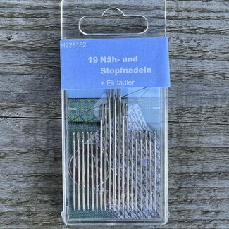 19 Näh- und Stopfnadeln (inklusive eines Nadeleinfädlers)
