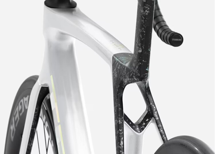 TREK MADONE SL 6 AXS GEN 8, GLOSS CRYSTAL WHITE/MATTE DEEP SMOKE, ML