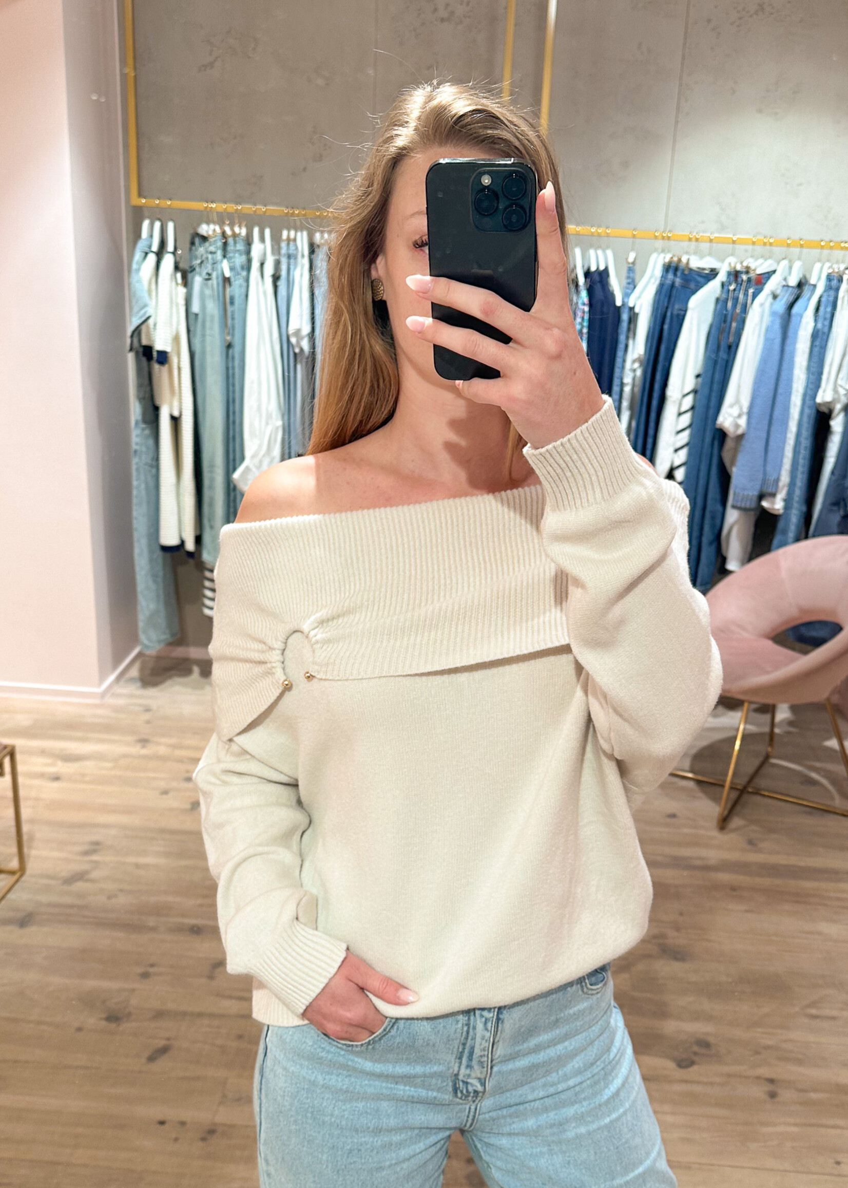 Trui – Gaily offshoulder boucle – Beige