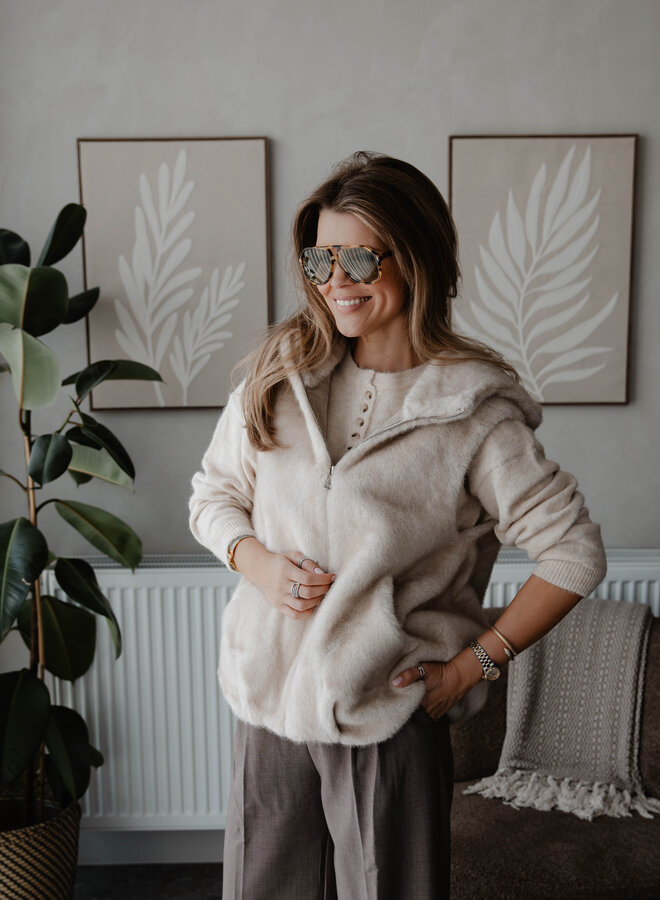 Sleevless faux fur met kap – Beige