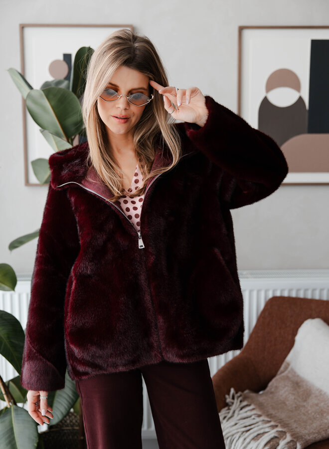 Jasje Faux Fur met kap – Bordeaux