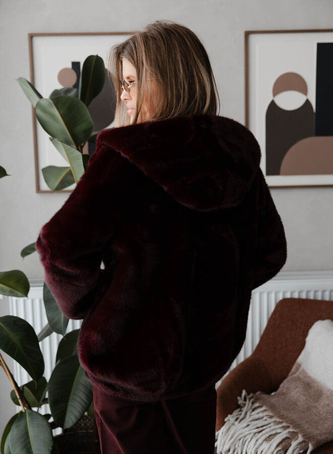 Jasje Faux Fur met kap – Bordeaux