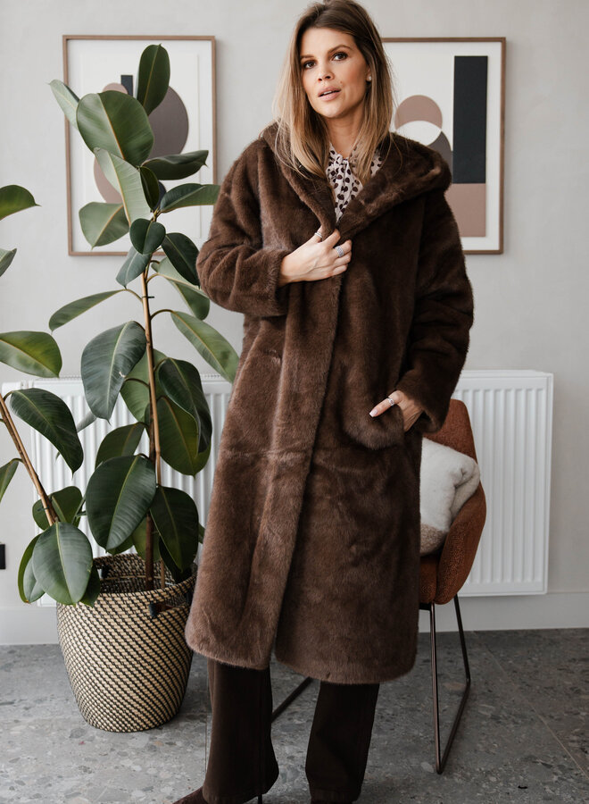 Mantel Jelline faux fur lang – Coffee