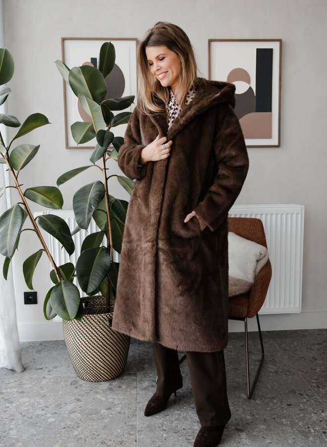 Mantel Jelline faux fur lang – Coffee