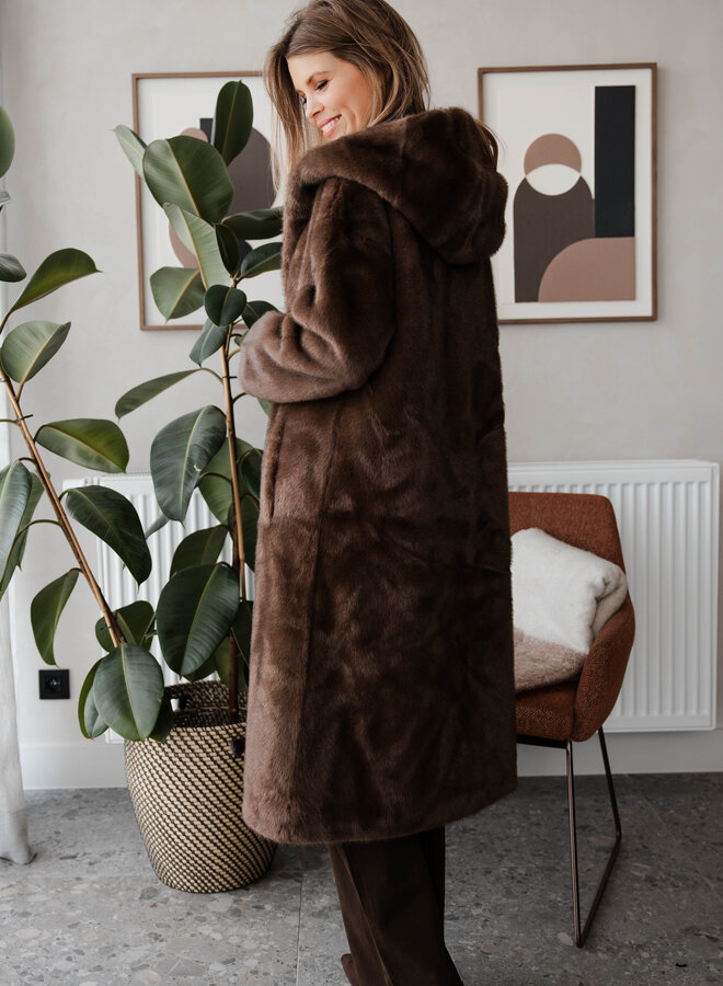 Mantel Jelline faux fur lang – Coffee