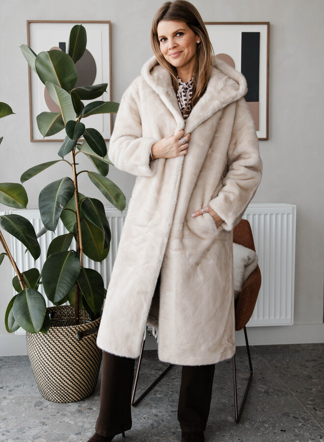 Mantel Jelline faux fur lang – Beige