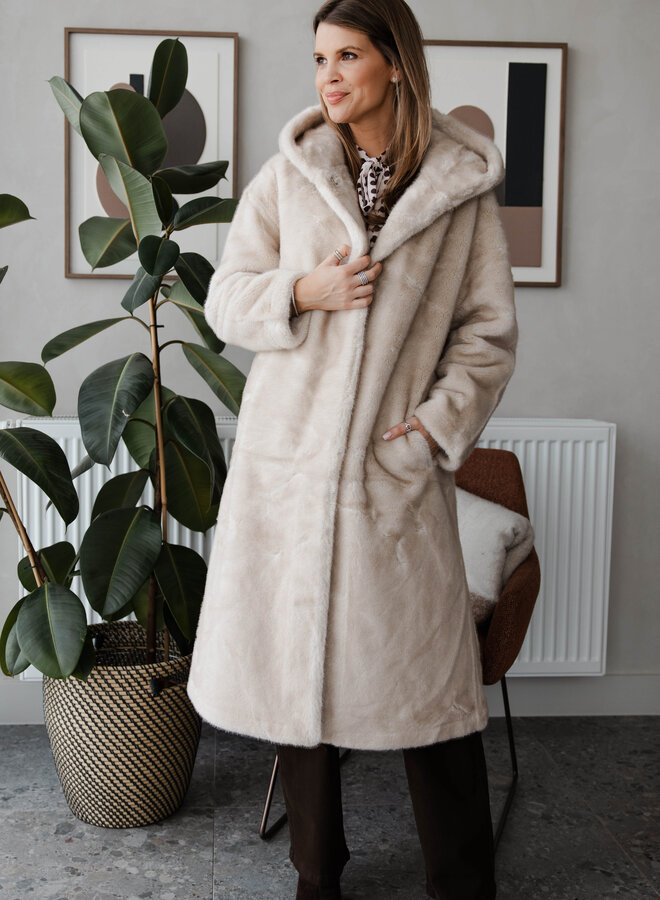 Mantel Jelline faux fur lang – Beige