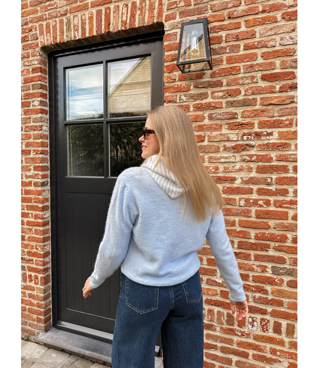 Ilva pull met sjaal lichtblauw