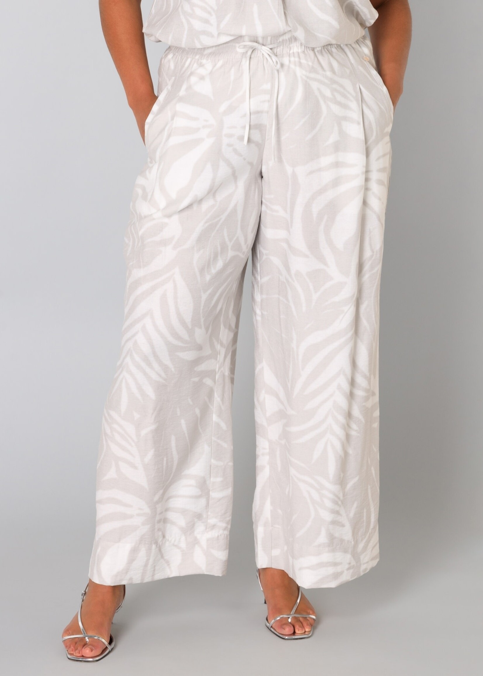 Yest Curve Broek Urmi Yesta