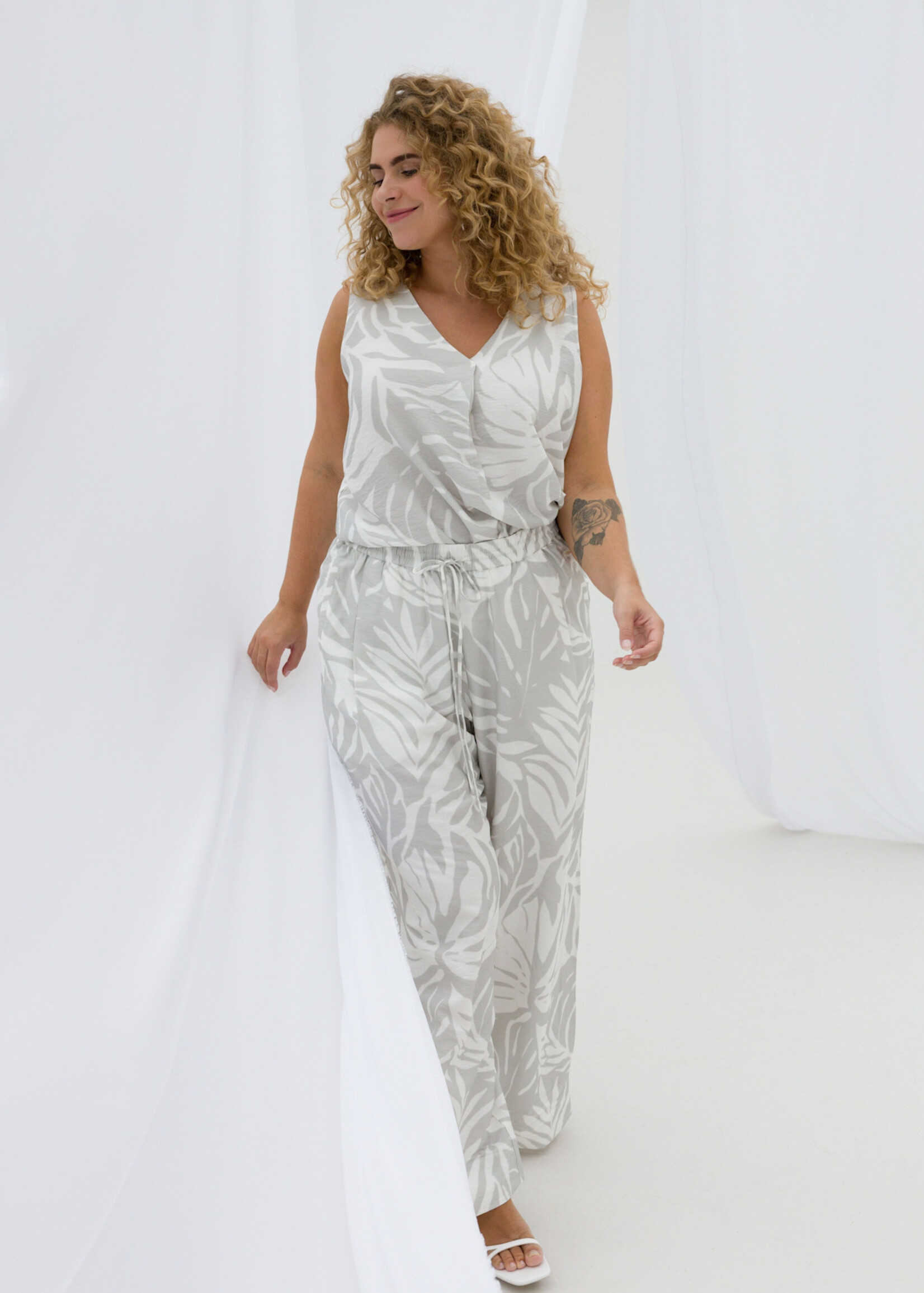 Yest Curve Broek Urmi Yesta