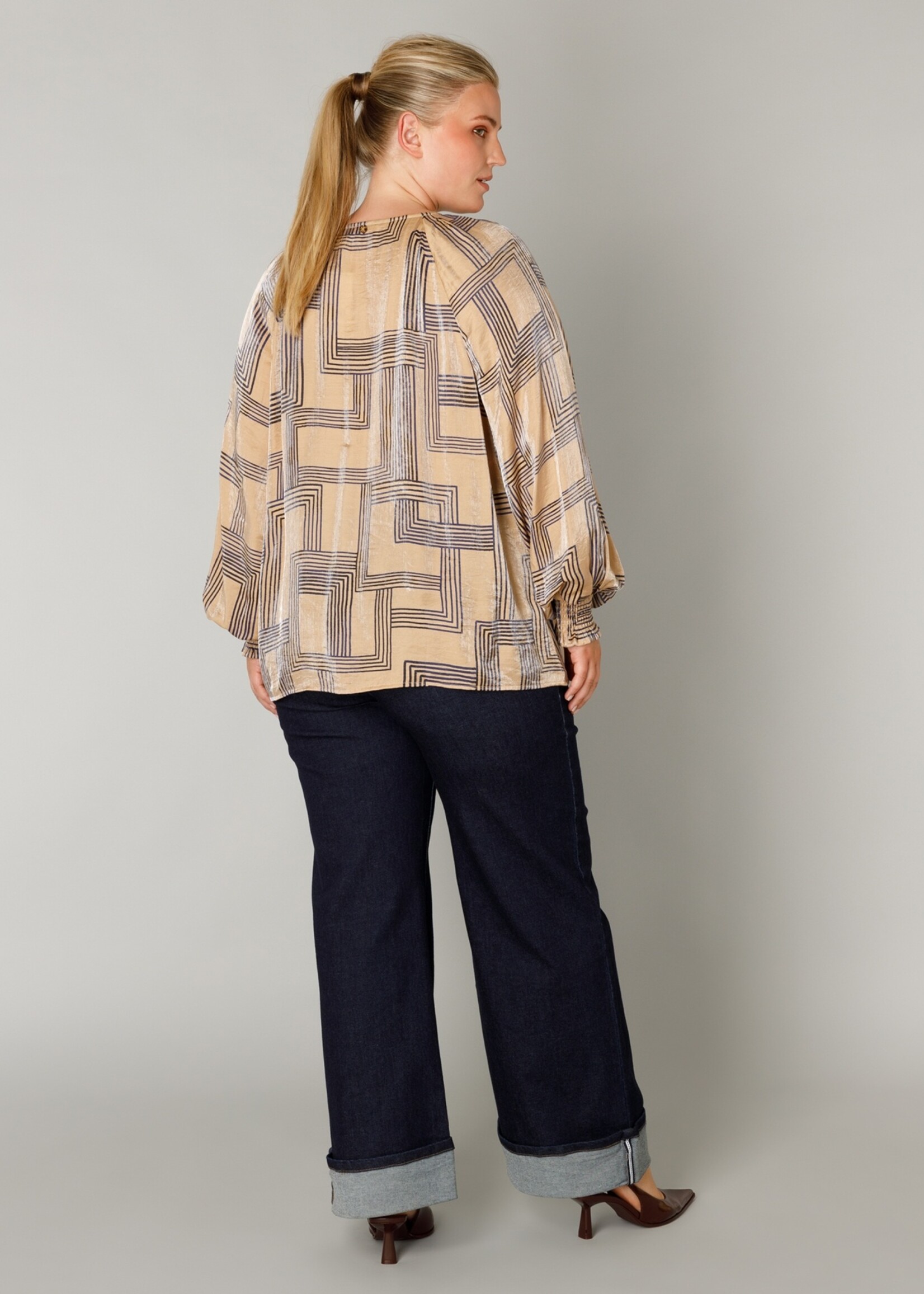 Yest Curve Yest Curve glansblouse Fleur – elegante blouse met grafische print