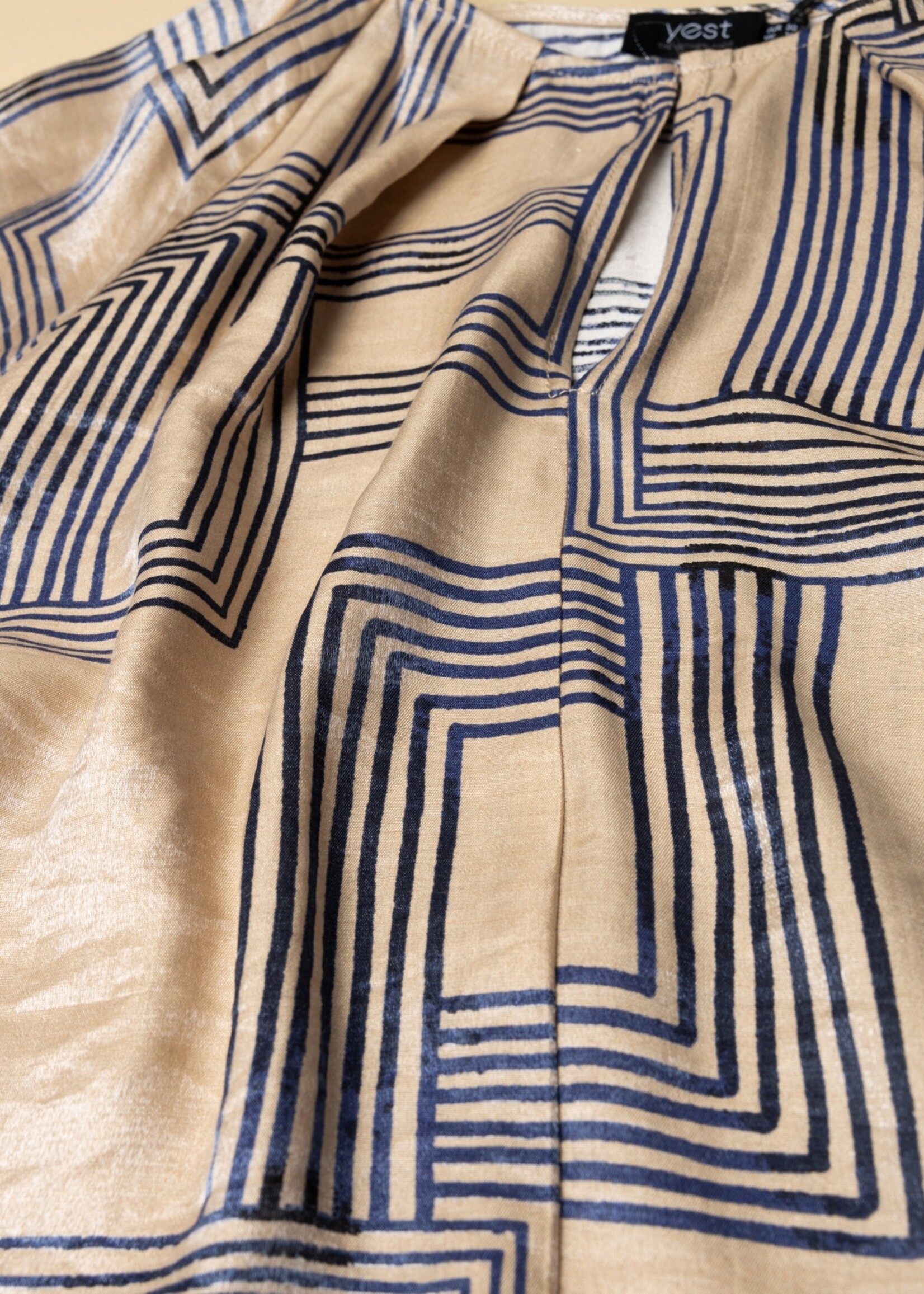 Yest Curve Yest Curve glansblouse Fleur – elegante blouse met grafische print