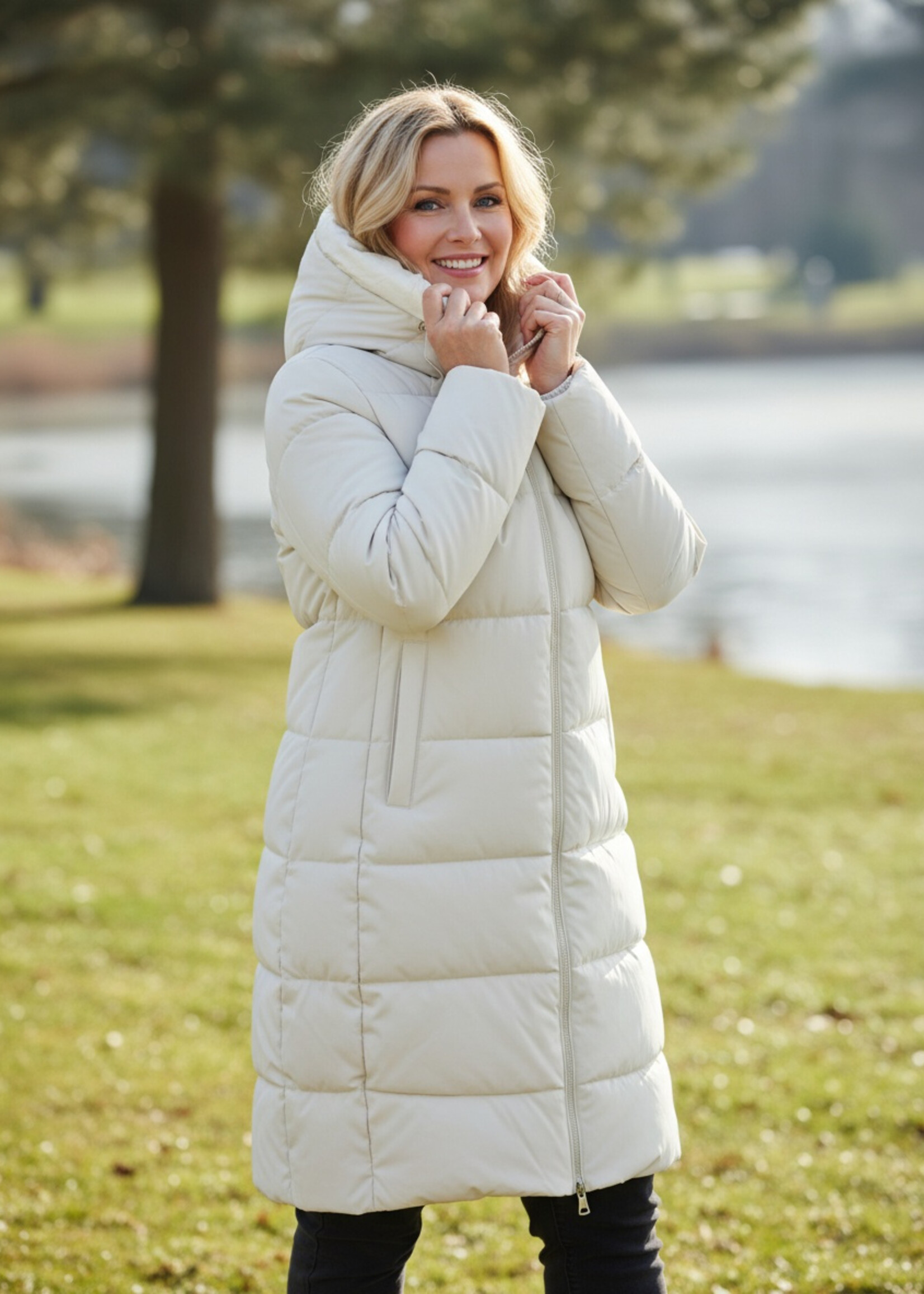 Yest Curve Yest Curve winterjas in light sand en zwart – warme plus size jas tot over de knie