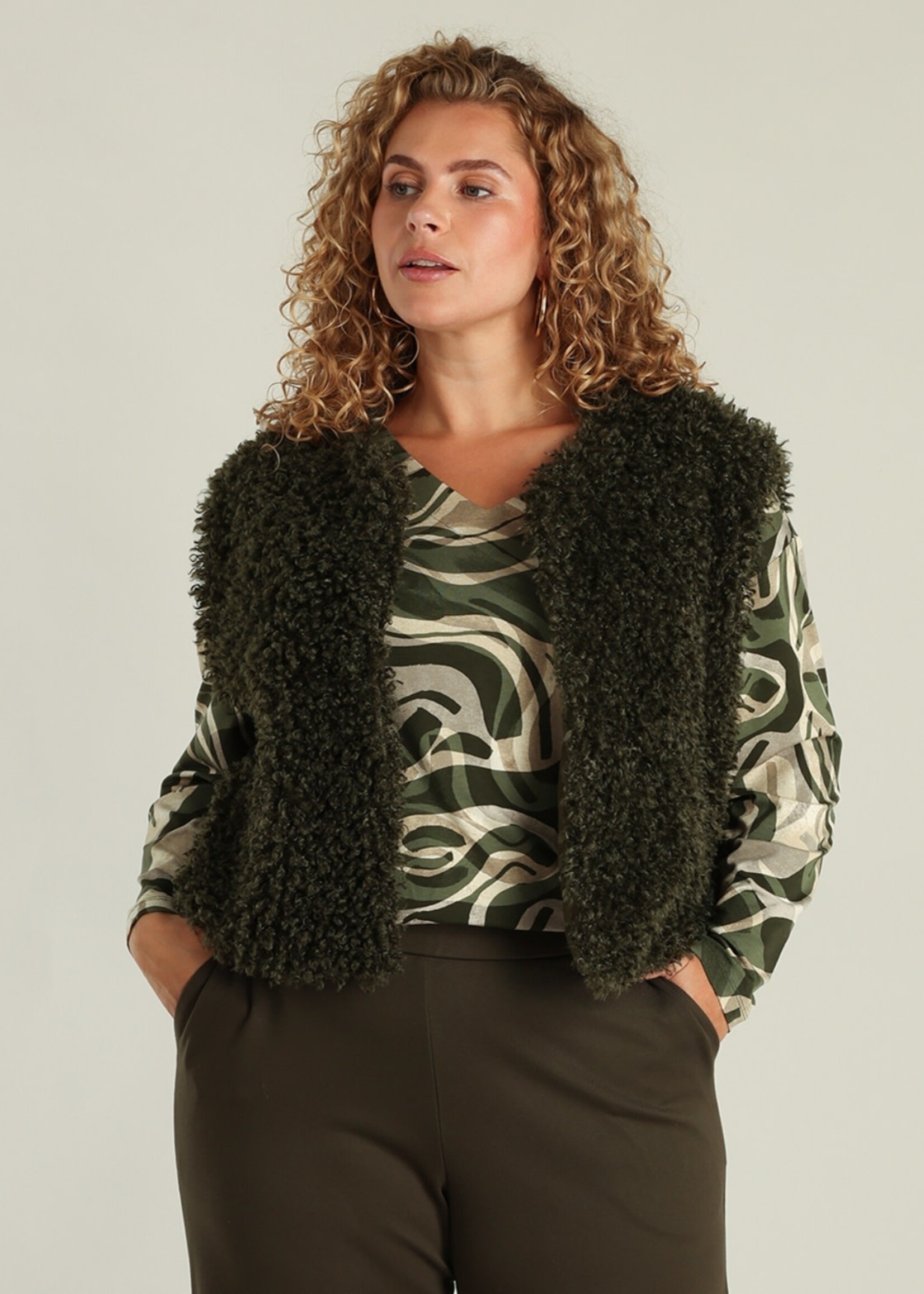 Yest Curve Vestje Gianna in army – stijlvol en veelzijdig  (A005774)