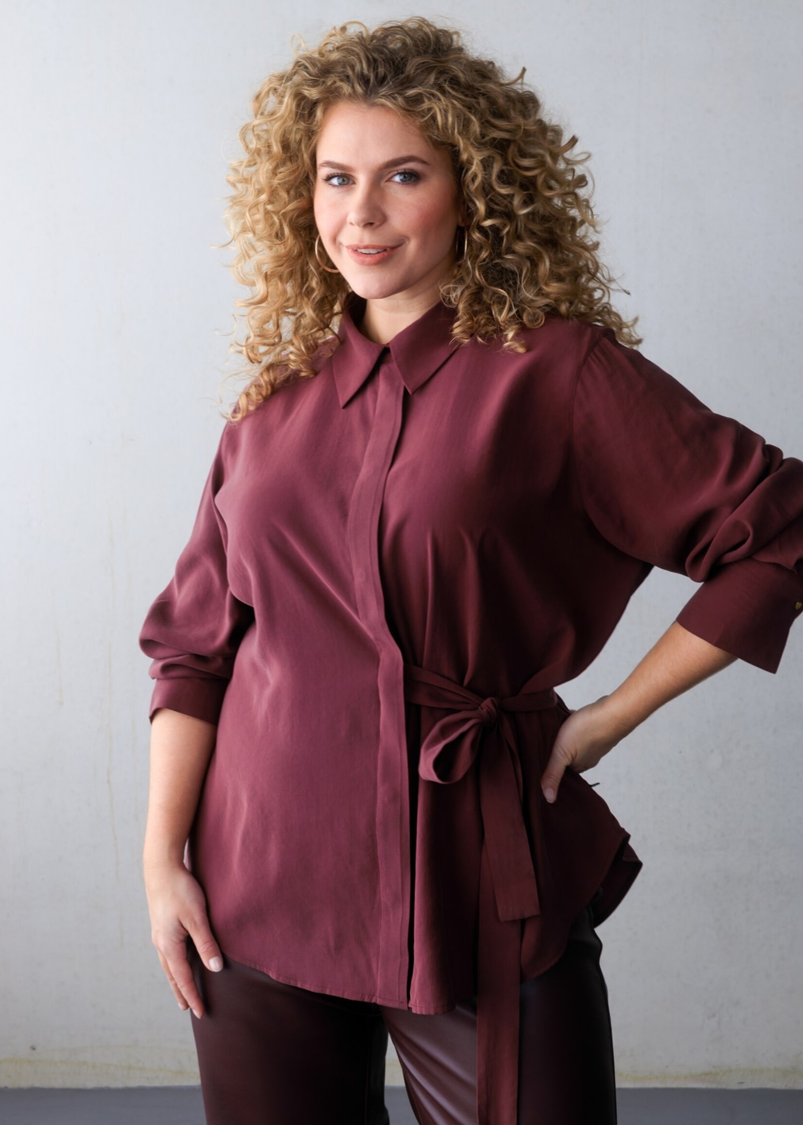 Yest Curve Blouse Giselle in bordeaux – elegant plus size design (A005783)