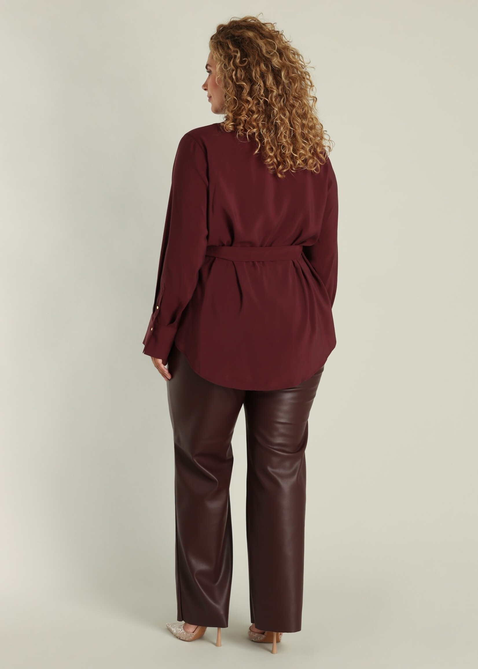 Yest Curve Blouse Giselle in bordeaux – elegant plus size design (A005783)