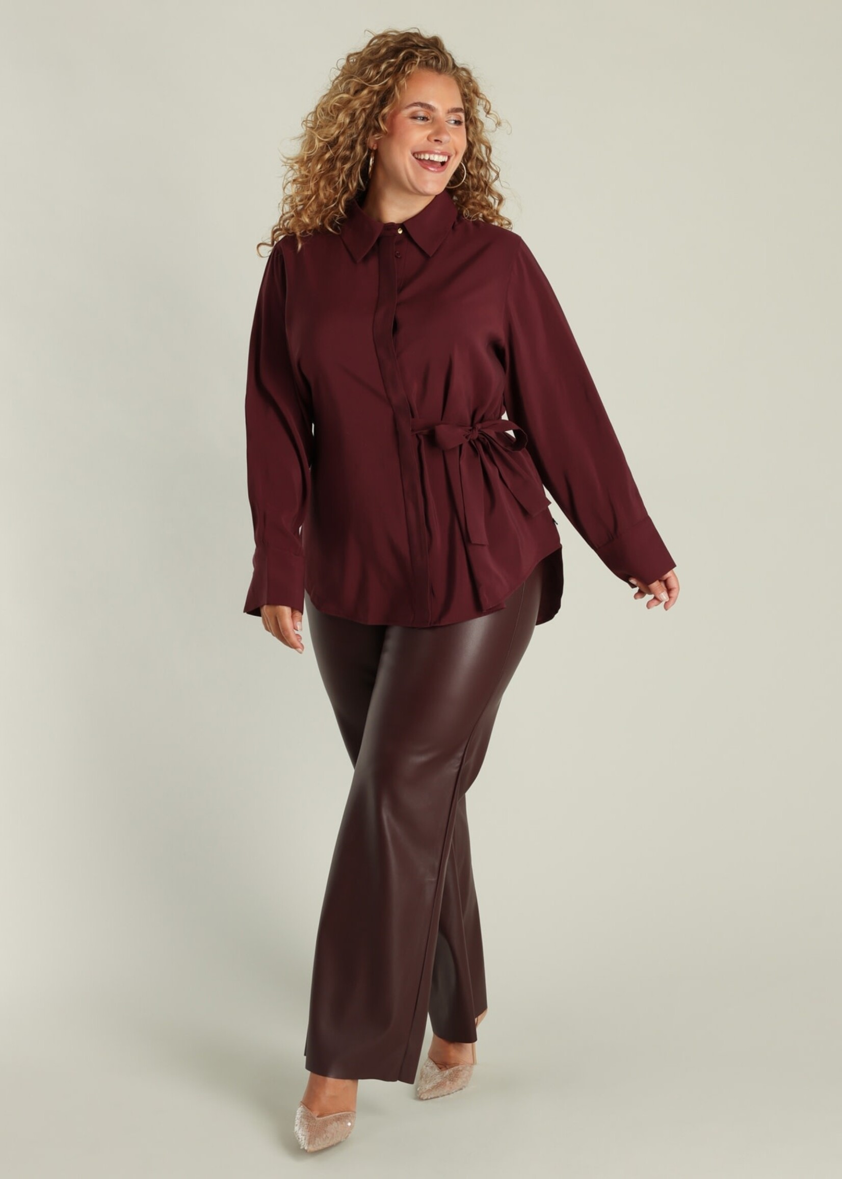 Yest Curve Blouse Giselle in bordeaux – elegant plus size design (A005783)