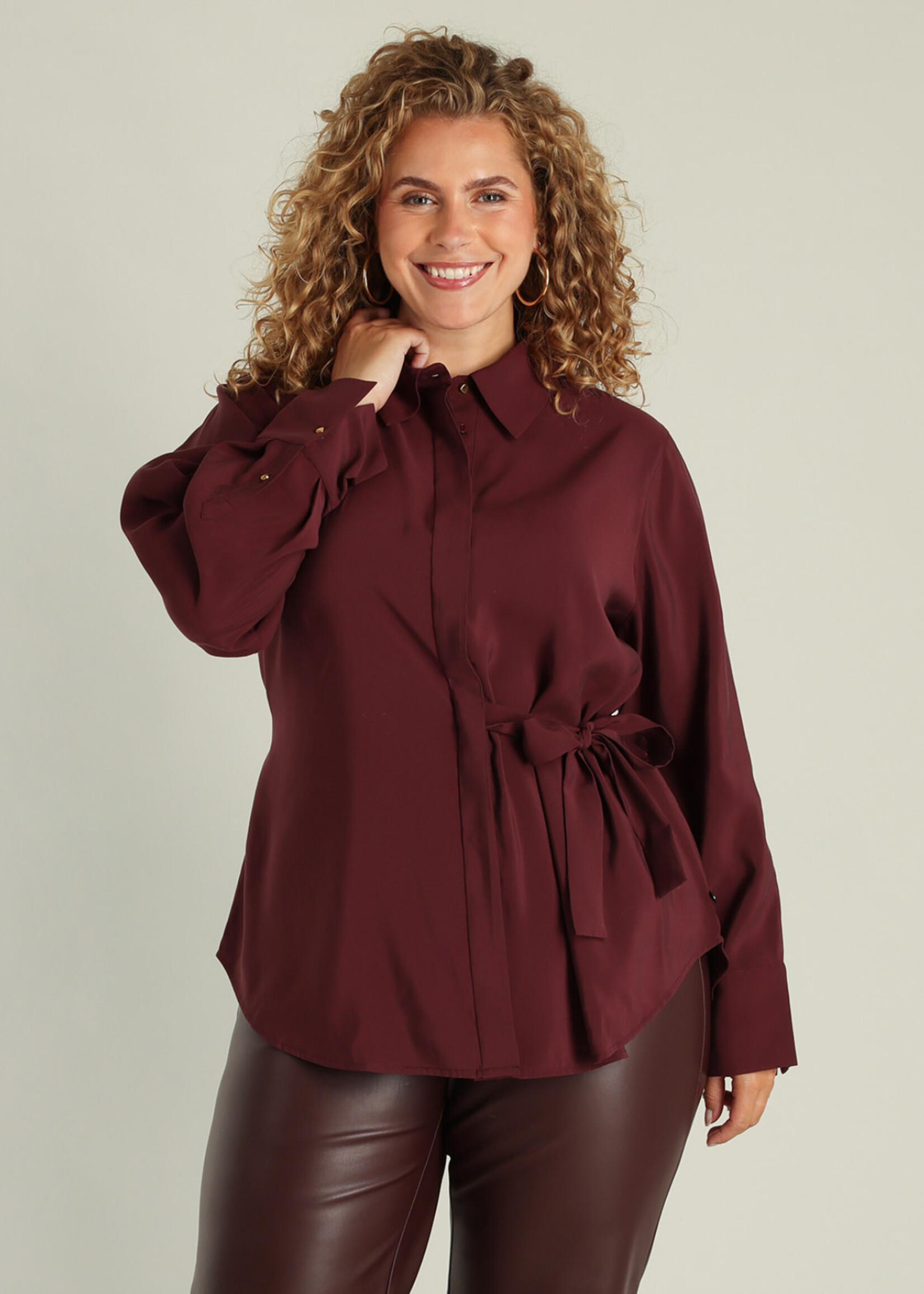 Yest Curve Blouse Giselle in bordeaux – elegant plus size design (A005783)