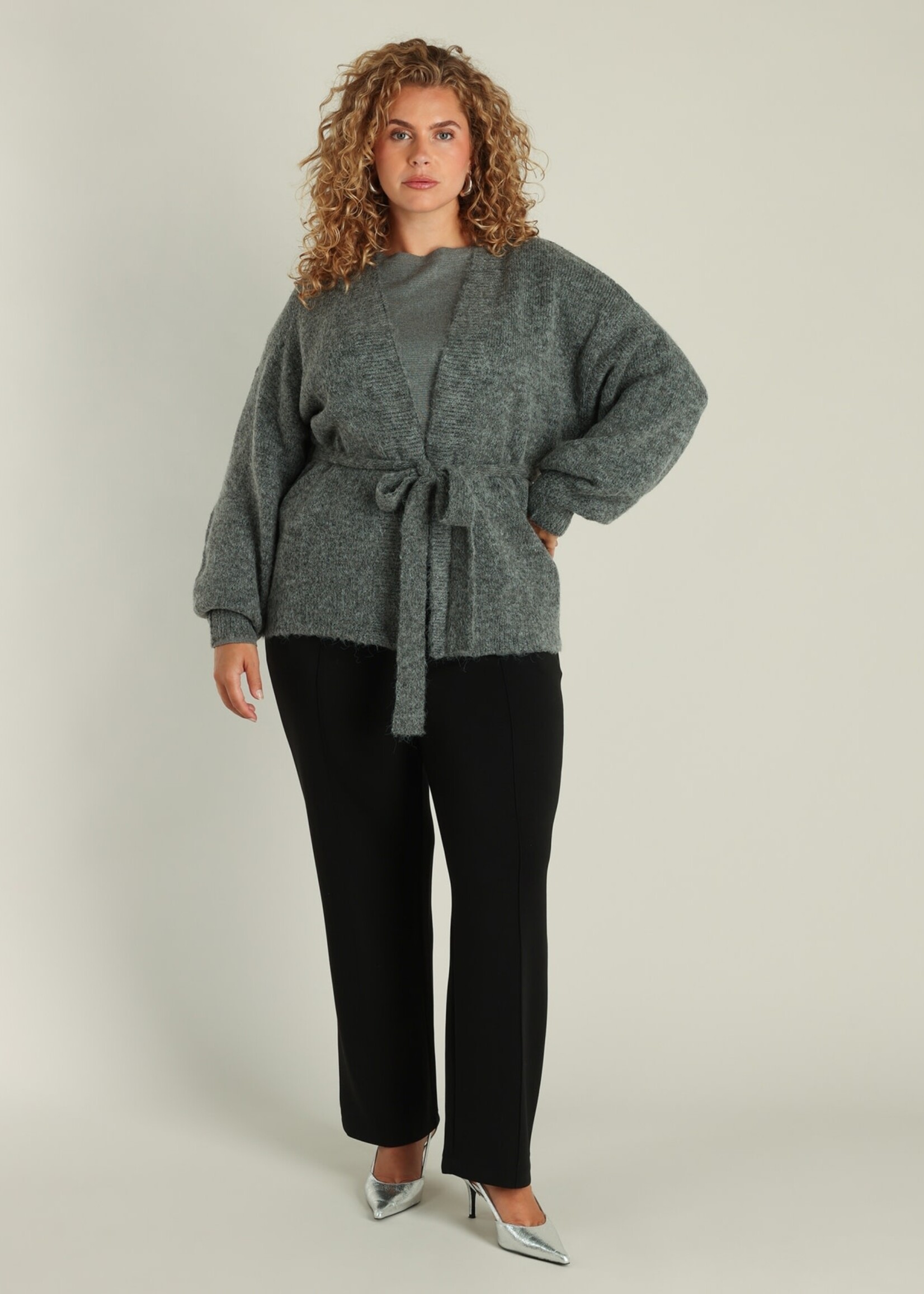 Yest Curve Yest Curve gebreid vest in grijs gemêleerd – comfortabel plus size design