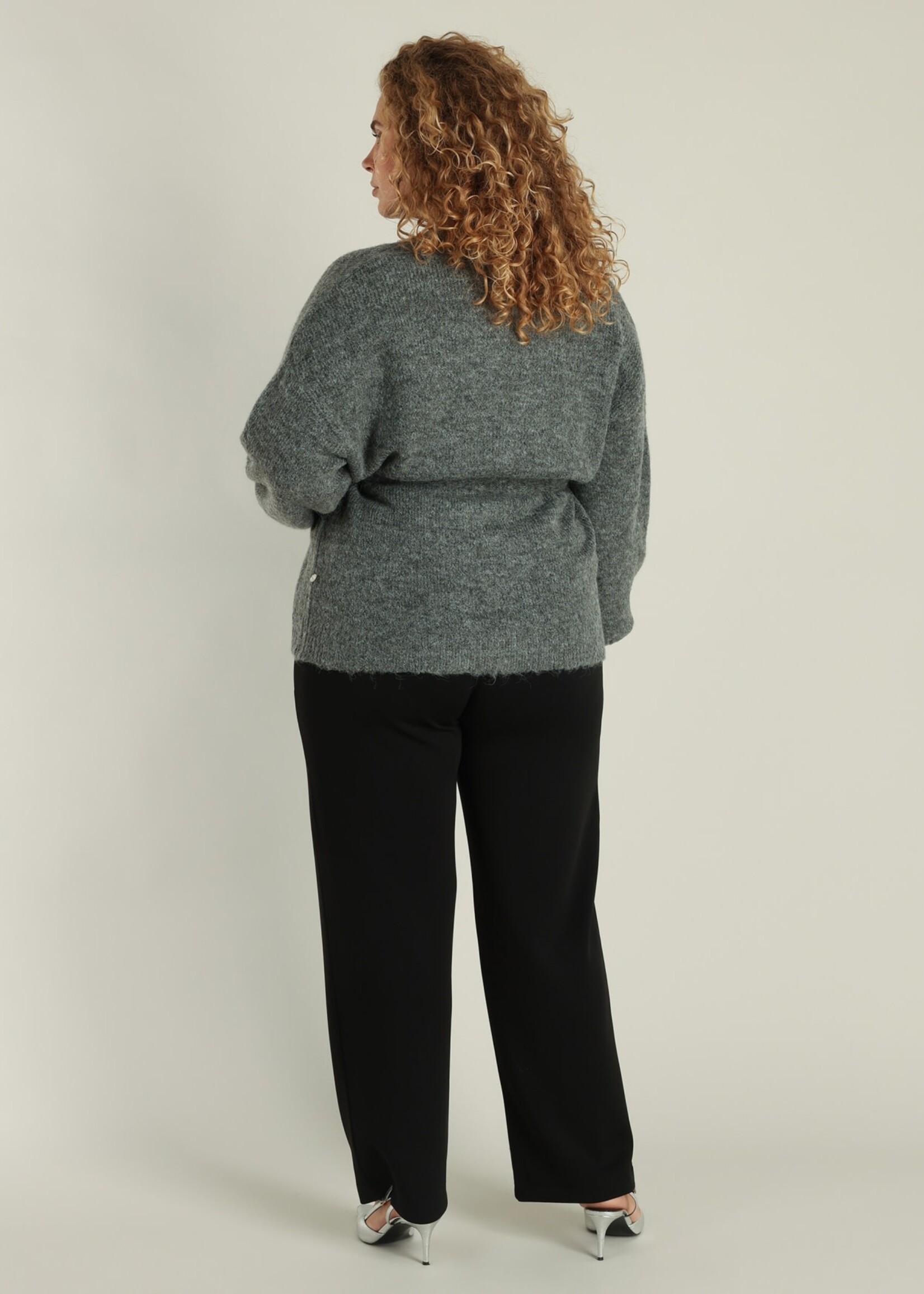 Yest Curve Yest Curve gebreid vest in grijs gemêleerd – comfortabel plus size design