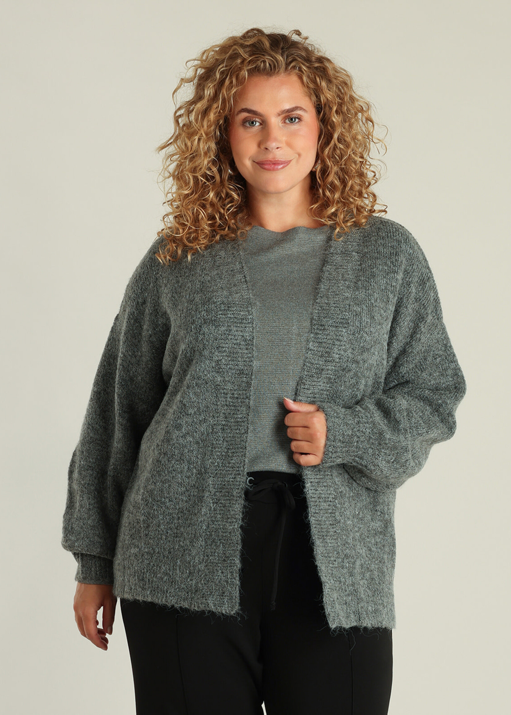 Yest Curve Yest Curve gebreid vest in grijs gemêleerd – comfortabel plus size design