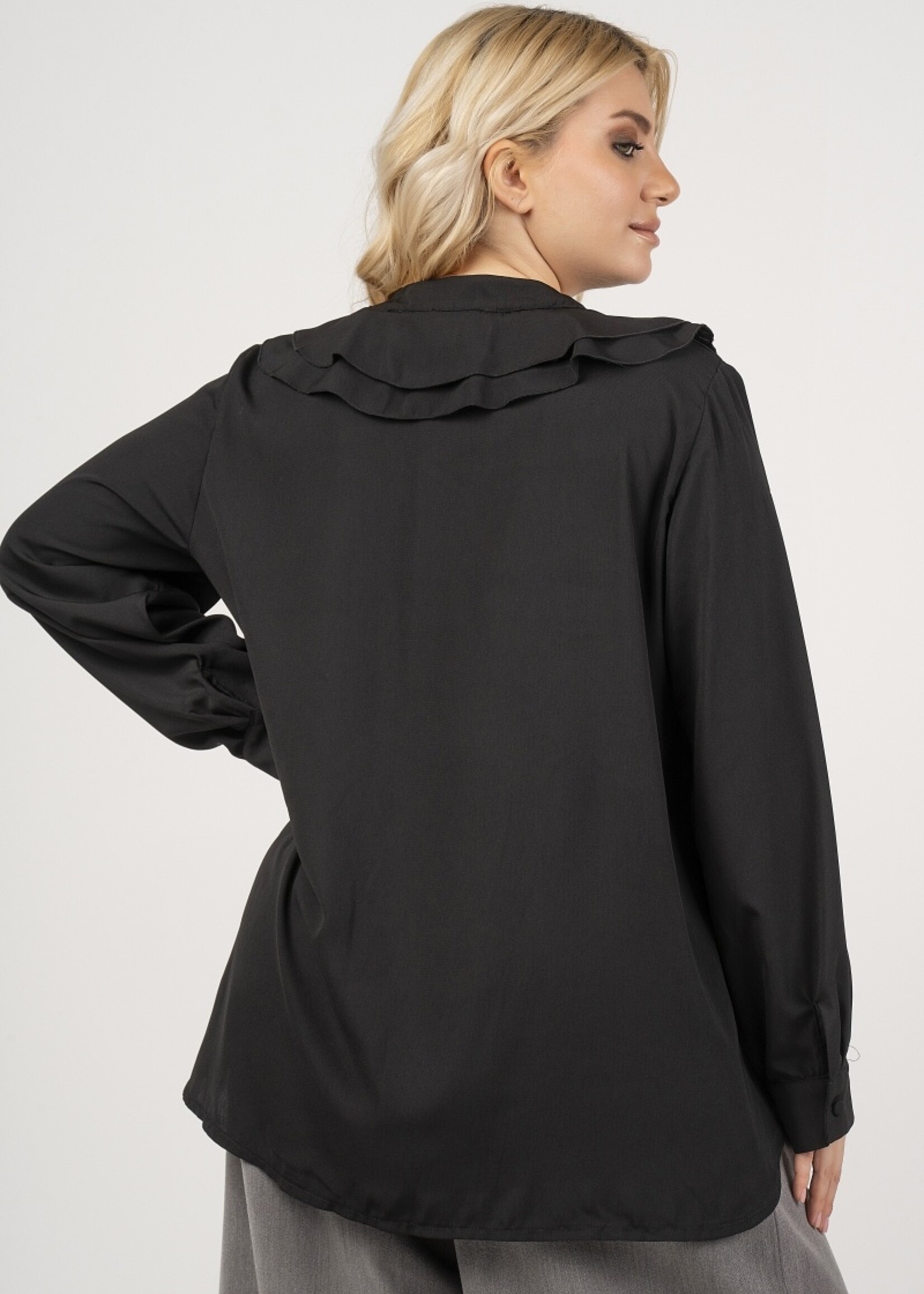 Curviss Curviss blouse in zwart met ruche – feestelijk plus size design  (2667.21082)