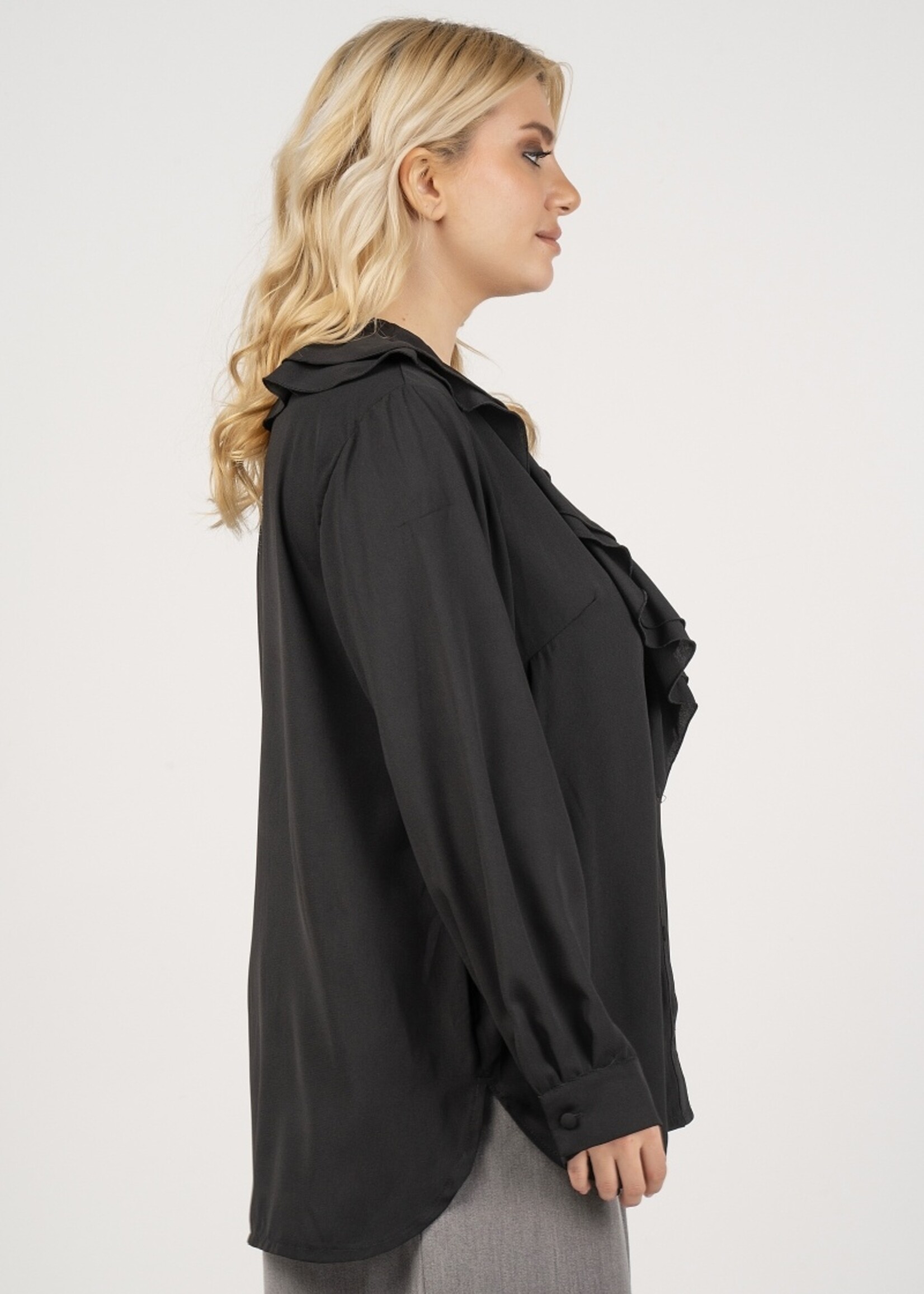 Curviss Curviss blouse in zwart met ruche – feestelijk plus size design  (2667.21082)