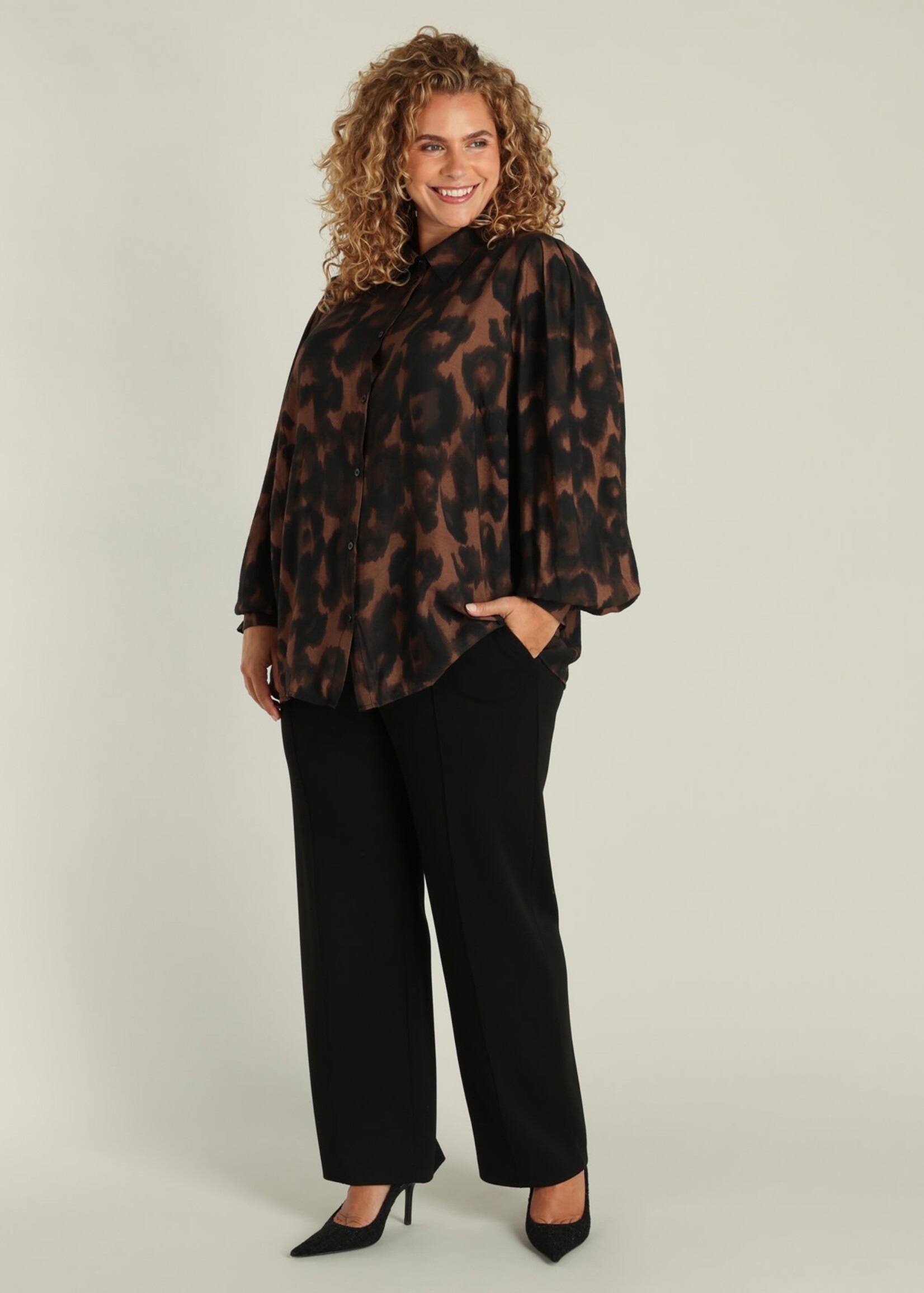 Yest Curve Yest Curve blouse Geraldine – najaarsprint in zwartbruin(A005792)