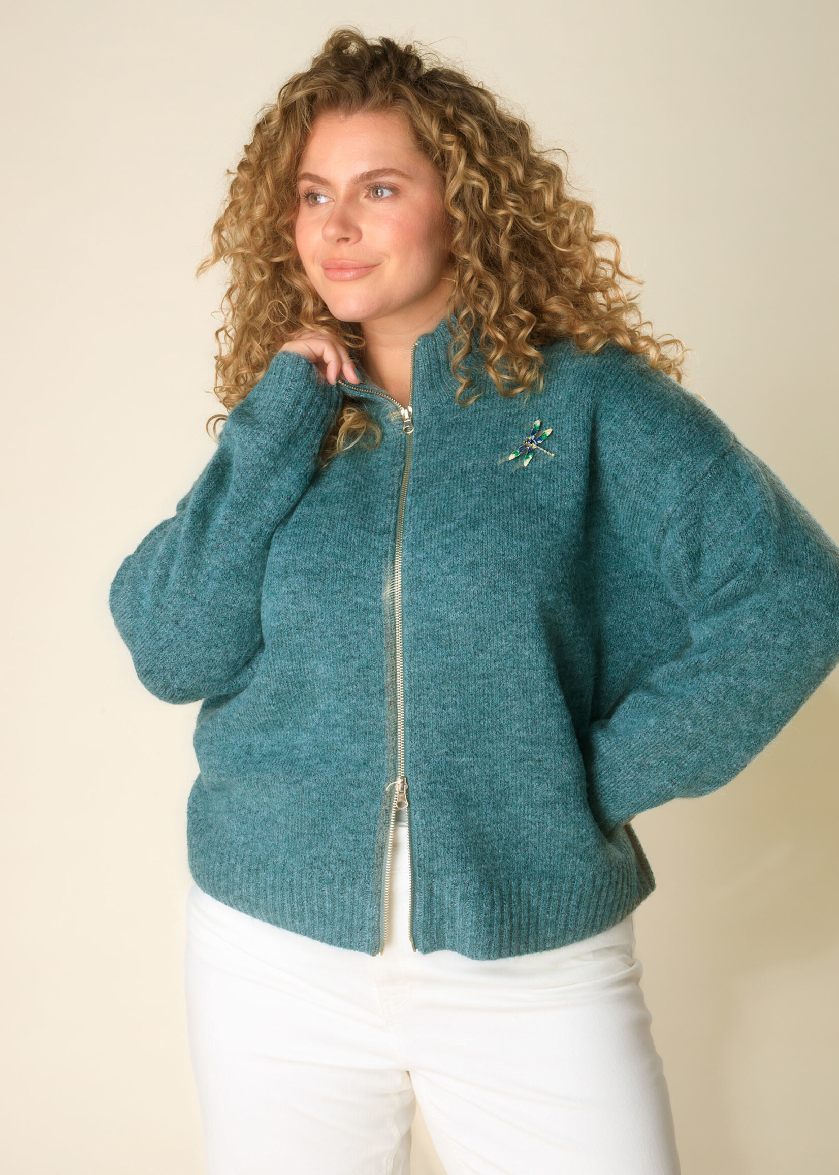 Yest Curve Yest Curve vestje – aquakleur met libellebroche, stijlvol en modern