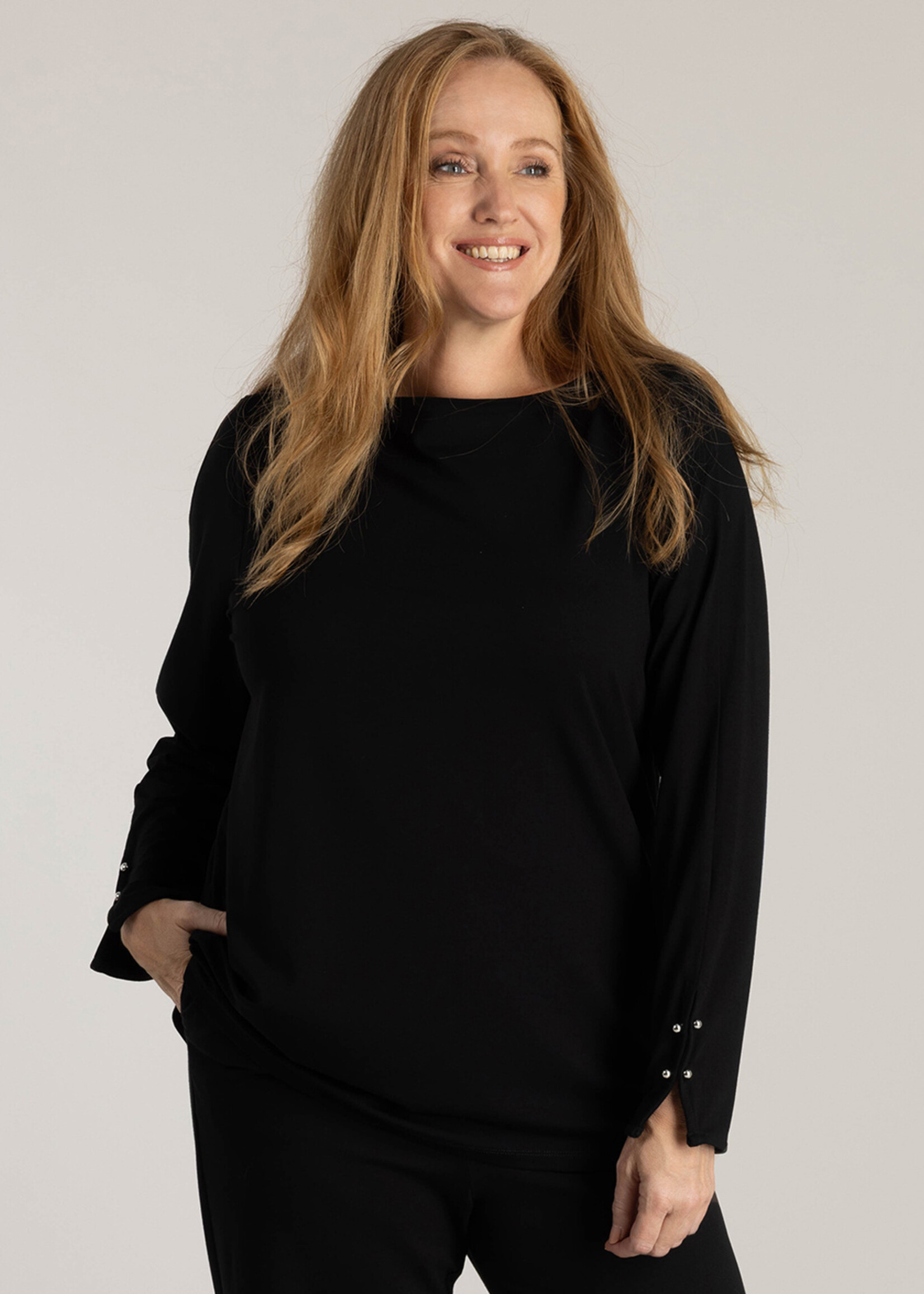 Yest Curve Yest Curve shirt – zwart met boothals en knoopdetail aan de mouw