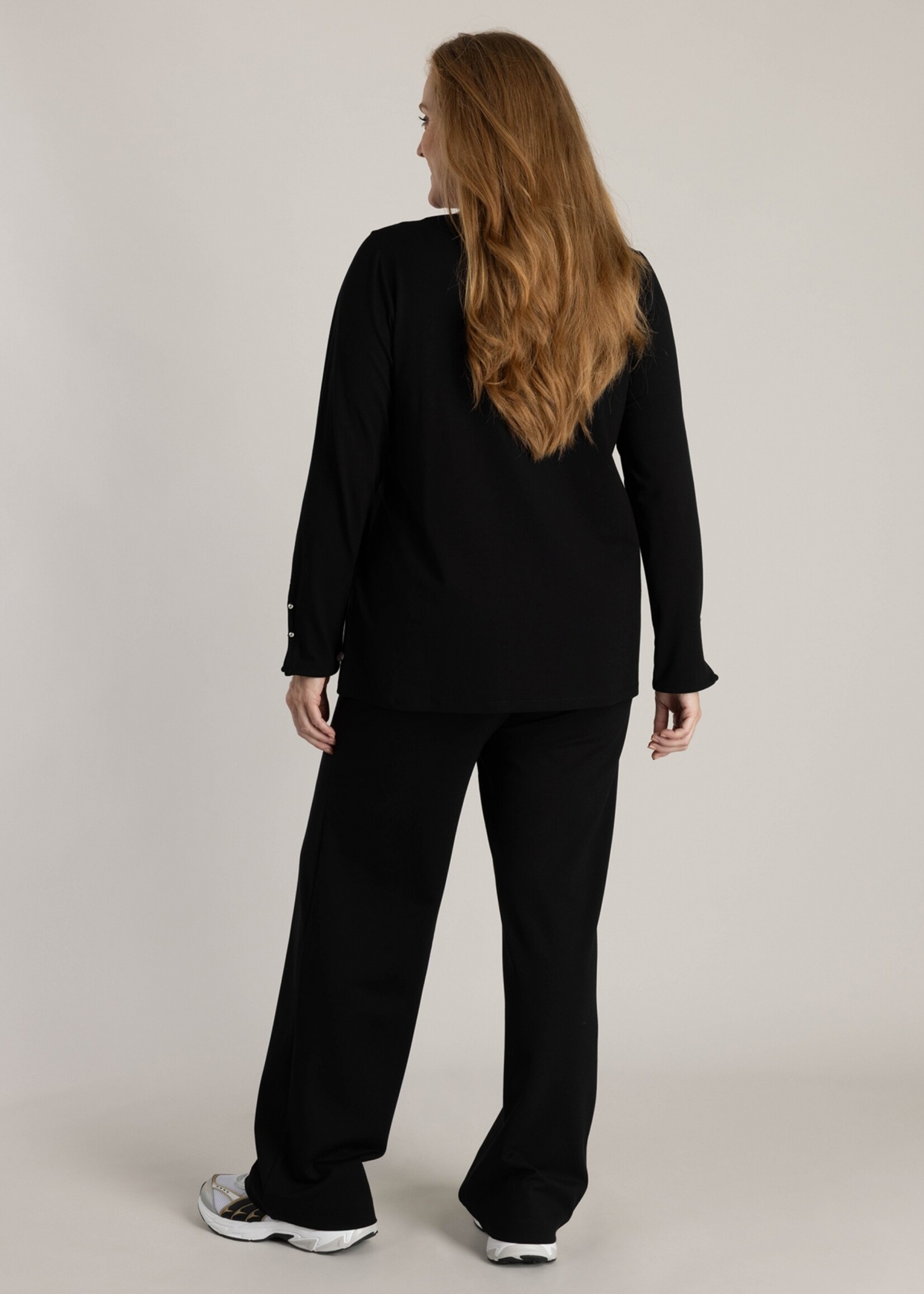 Yest Curve Yest Curve shirt – zwart met boothals en knoopdetail aan de mouw