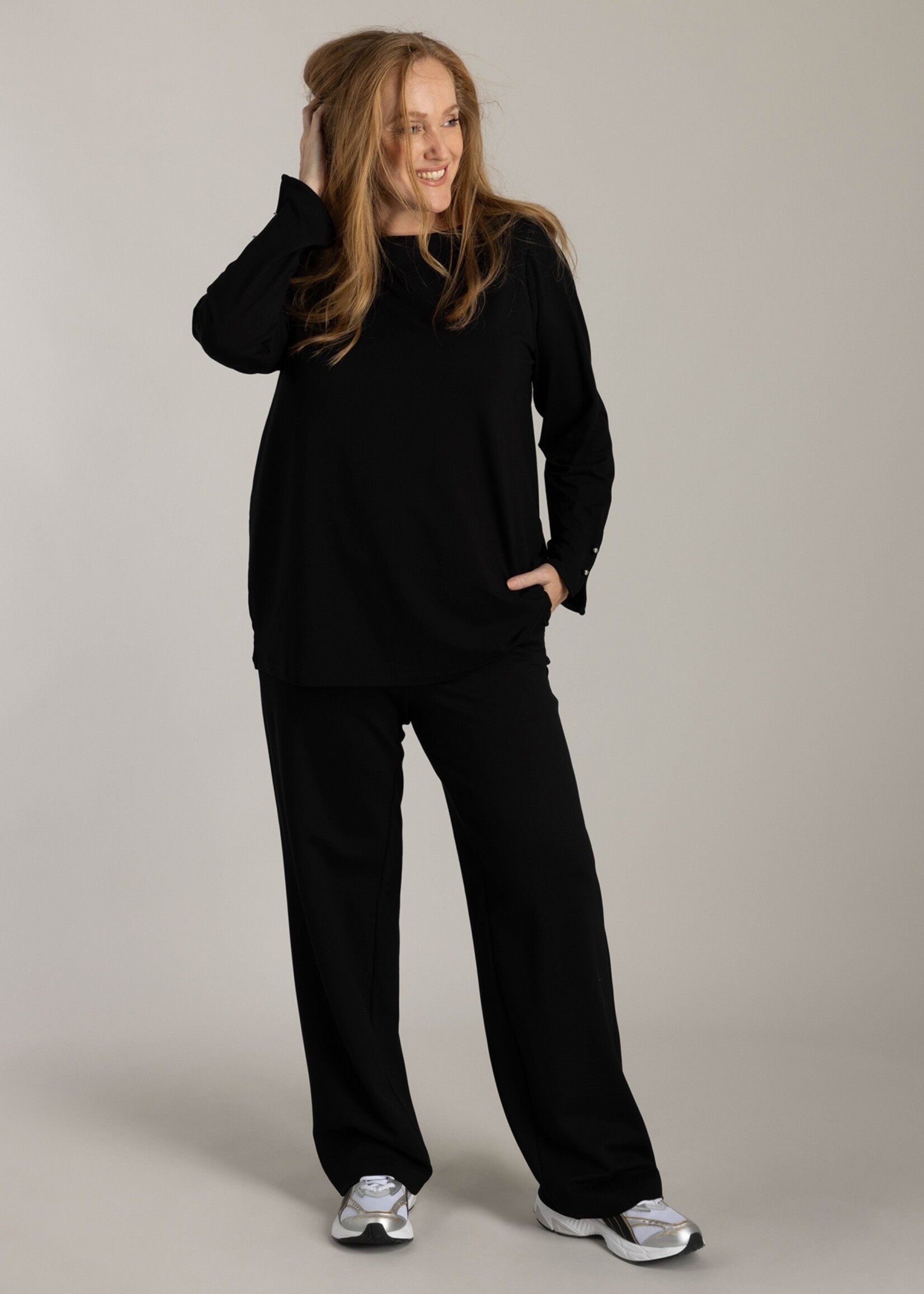 Yest Curve Yest Curve shirt – zwart met boothals en knoopdetail aan de mouw