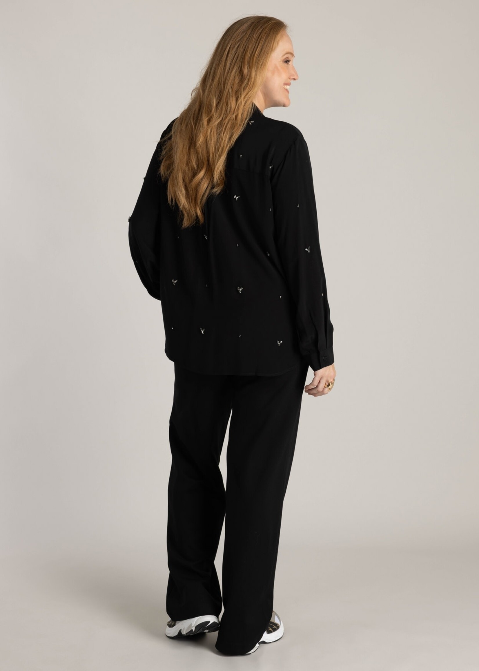 Yest Curve Yest Curve blouse Heike – zwart met fonkelende details
