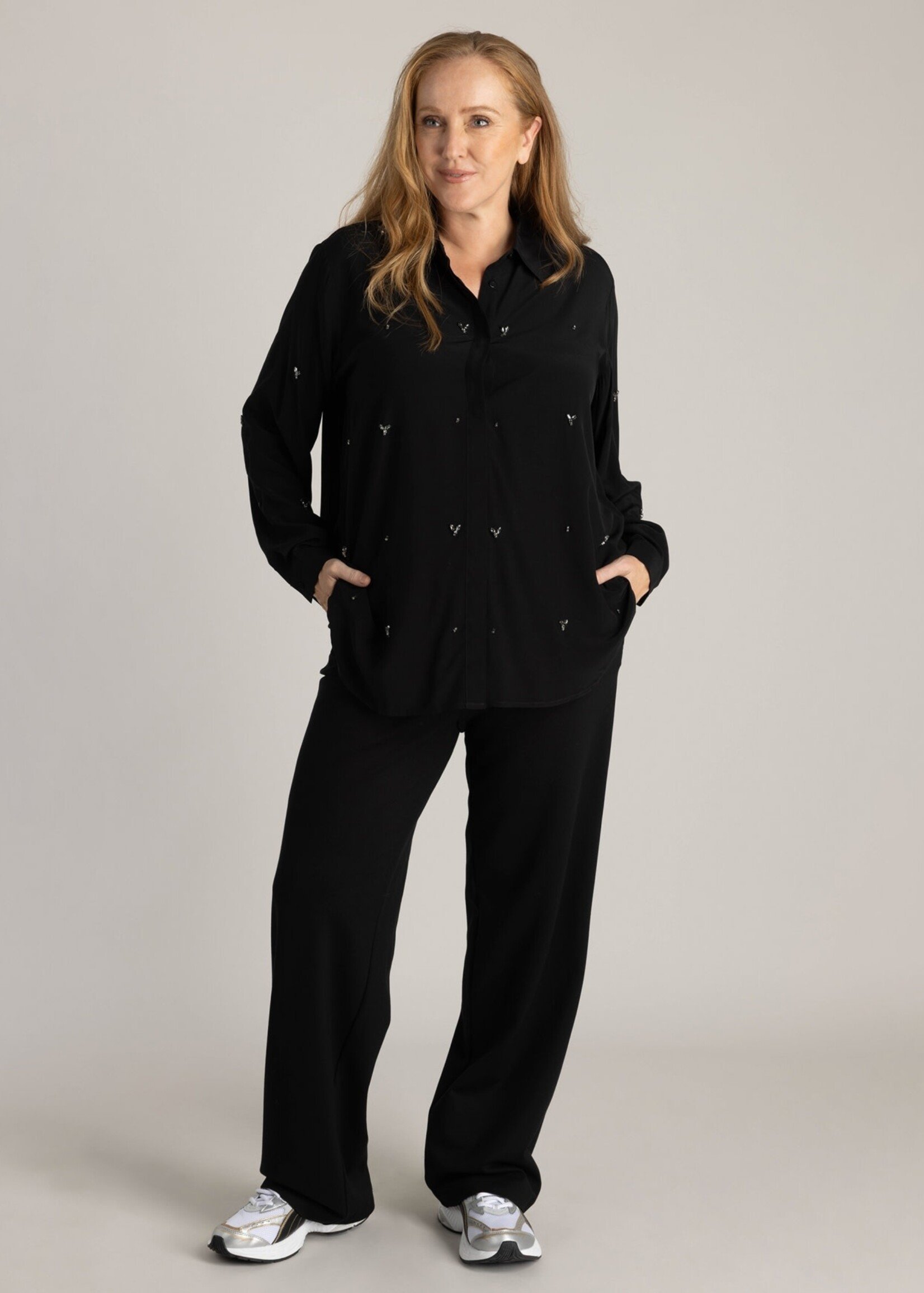 Yest Curve Yest Curve blouse Heike – zwart met fonkelende details