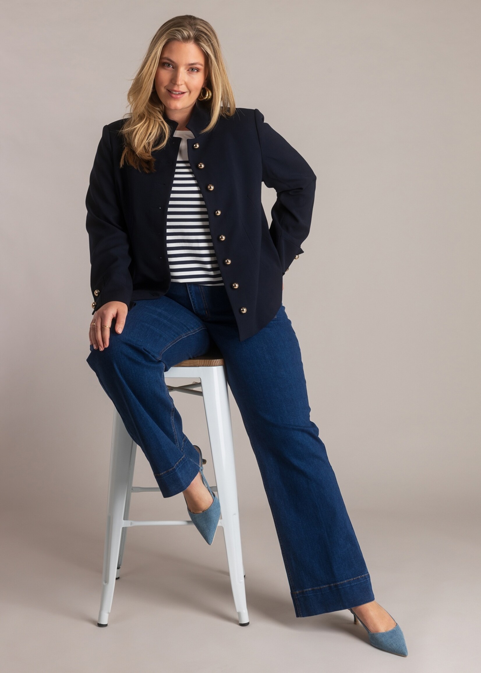 Yest Curve Jasje Jana – kort marineblauw blazerjasje met gouden knopen