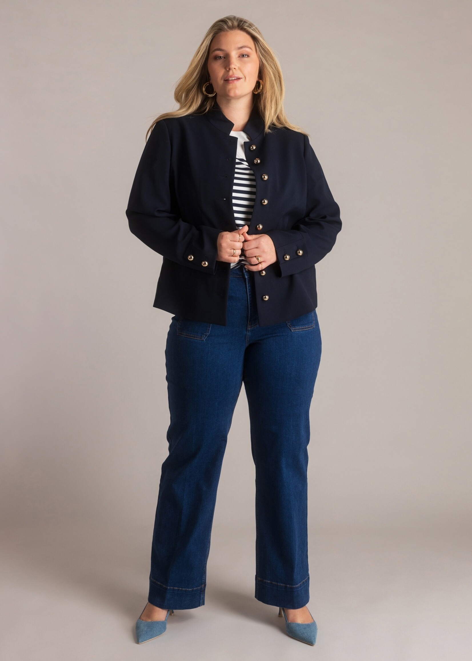 Yest Curve Jasje Jana – kort marineblauw blazerjasje met gouden knopen