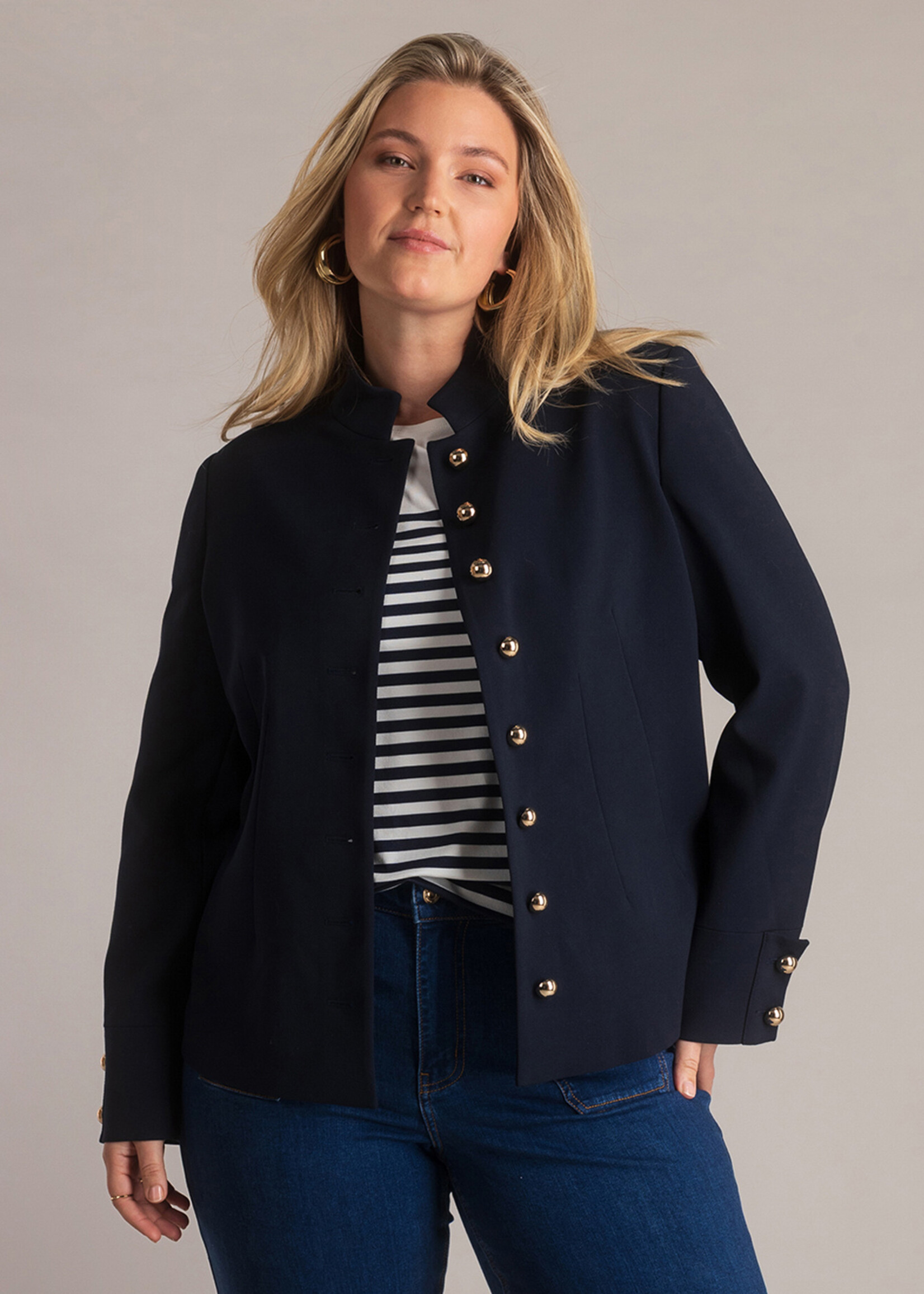 Yest Curve Jasje Jana – kort marineblauw blazerjasje met gouden knopen