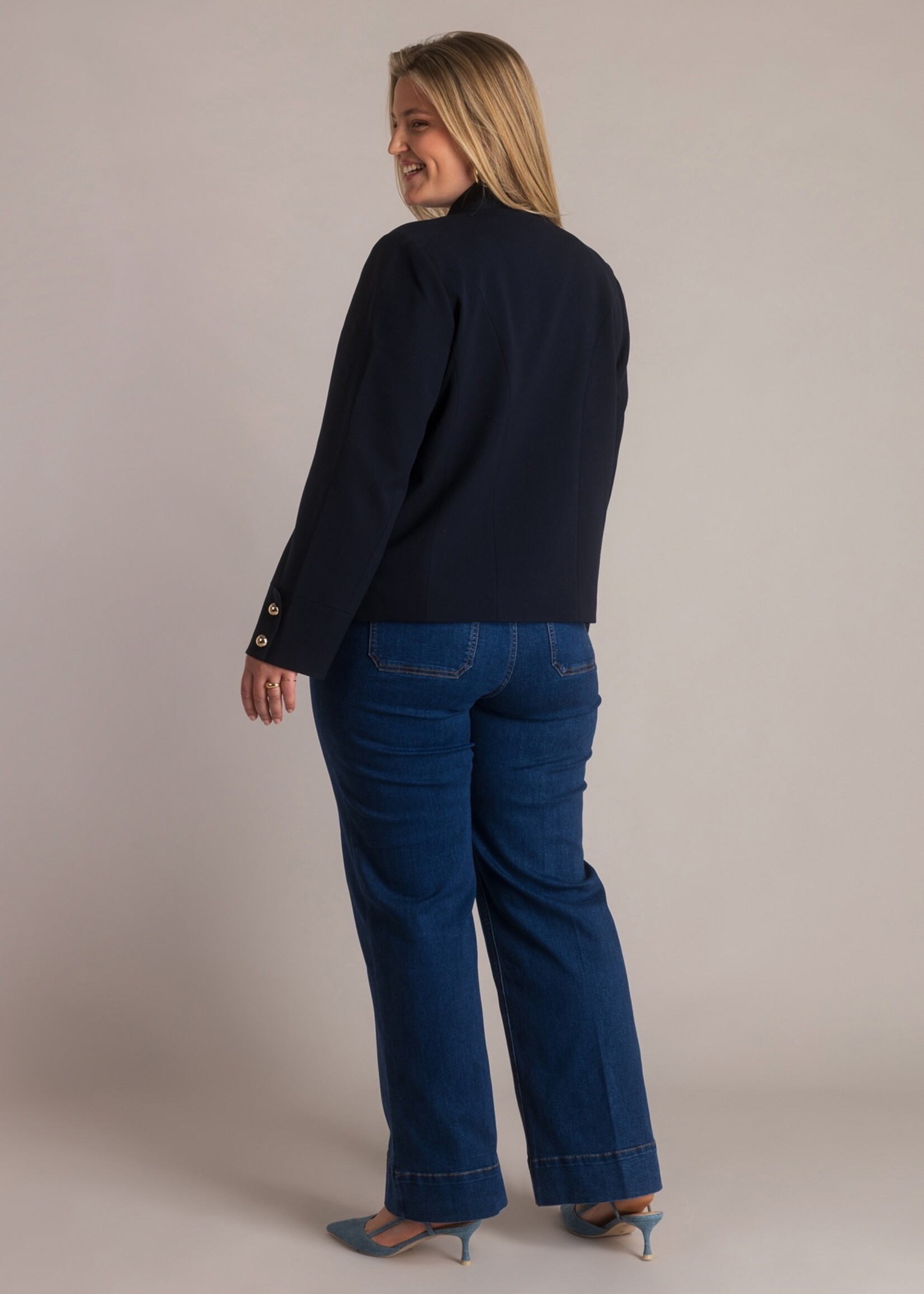 Yest Curve Jasje Jana – kort marineblauw blazerjasje met gouden knopen
