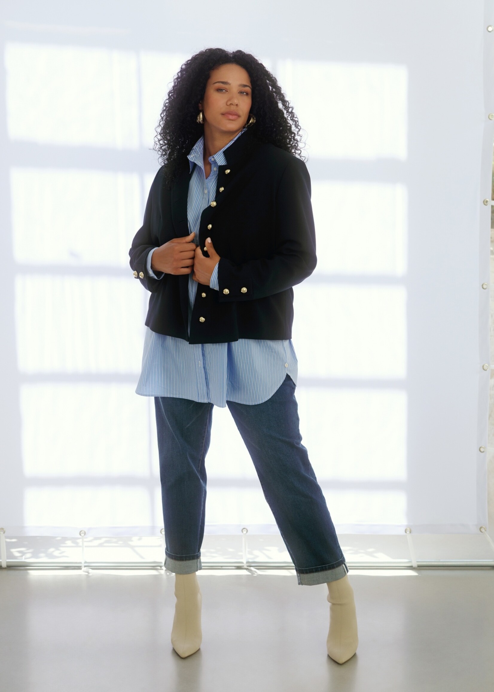 Yest Curve Jasje Jana – kort marineblauw blazerjasje met gouden knopen